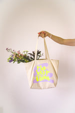 Lade das Bild in den Galerie-Viewer, Canvas Tragetasche mit Neonprint &quot;The best is yet to come&quot;

