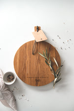 Lade das Bild in den Galerie-Viewer, Charcuterie Board EICHE rund "BOW" | Personalisierbar
