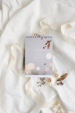 Lade das Bild in den Galerie-Viewer, Tischkalender &quot;NÄHER&quot; Wochenkalender
