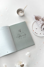 Lade das Bild in den Galerie-Viewer, A5 Hardcover REZEPTBUCH - Die Geheime Zutat ist immer Liebe
