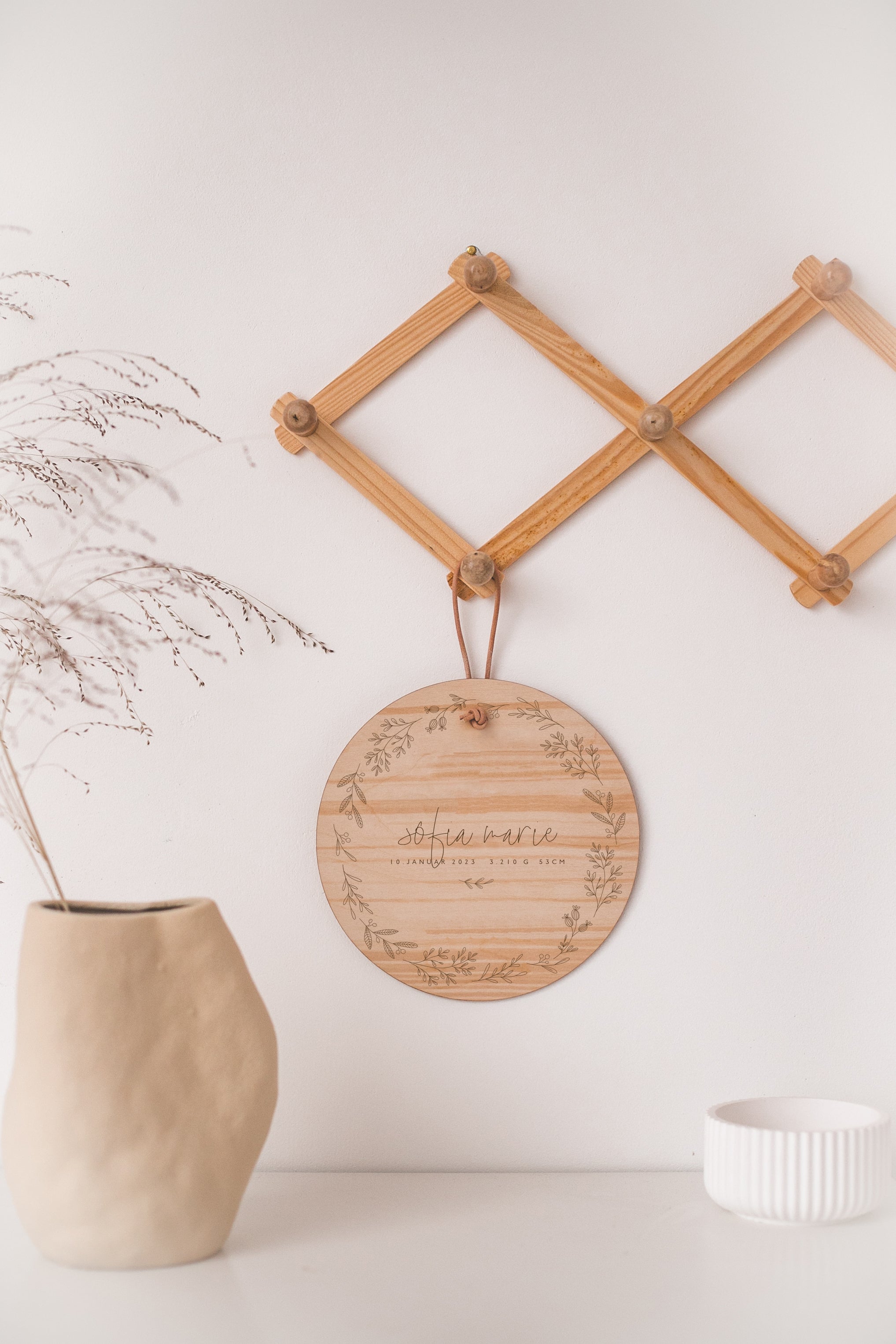 Namensschild aus Holz personalisiert "Baby Flower wreath"