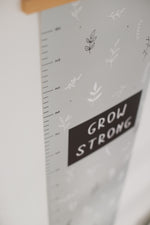 Lade das Bild in den Galerie-Viewer, Messlatte Kinderzimmer &quot;Grow Strong&quot; in Sage Green inkl. 10 Pfeilsticker
