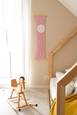 Lade das Bild in den Galerie-Viewer, Messlatte Kinderzimmer &quot;Bloom&quot; in rosa inkl. 10 Pfeilsticker
