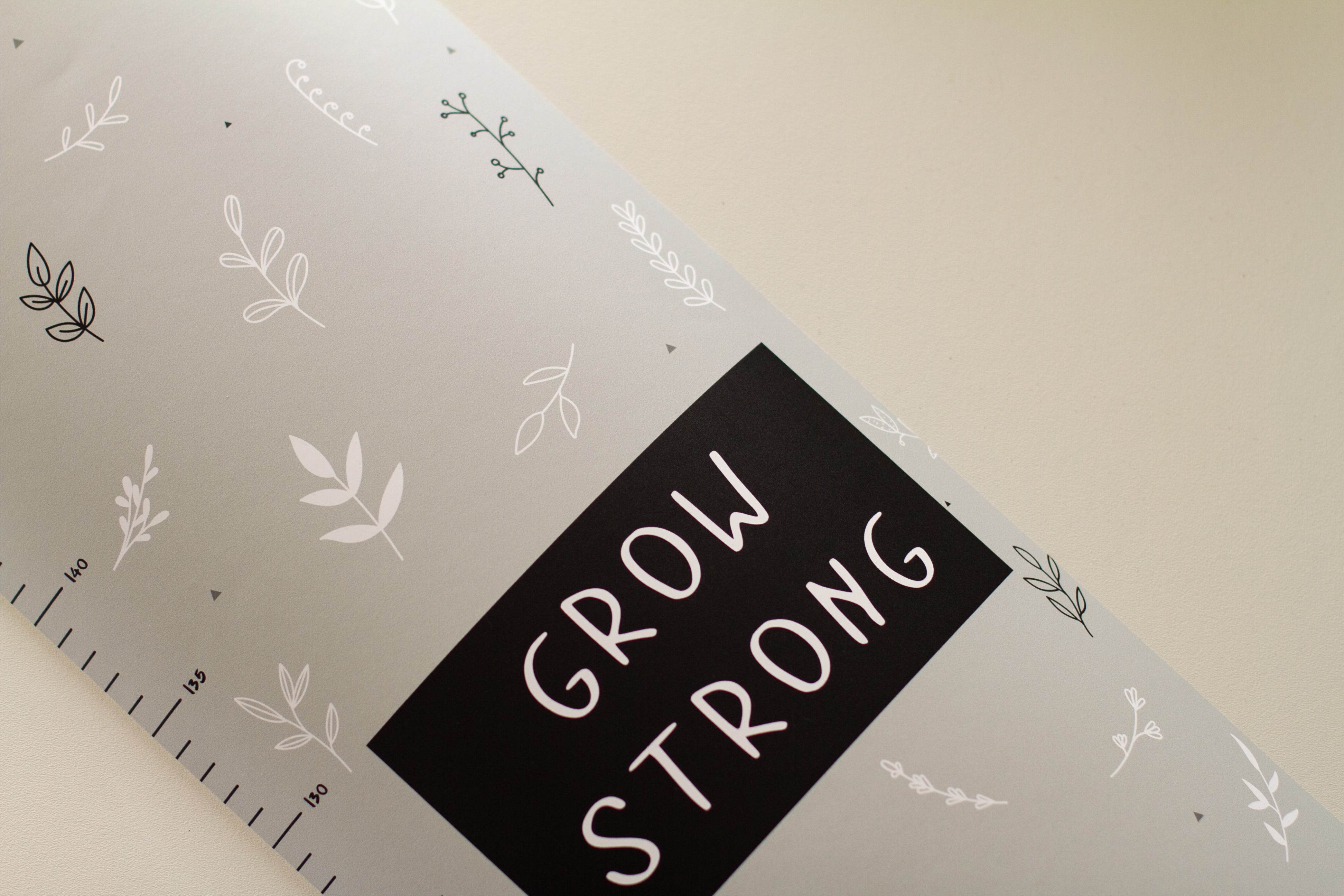 Messlatte Kinderzimmer "Grow Strong" in Sage Green inkl. 10 Pfeilsticker