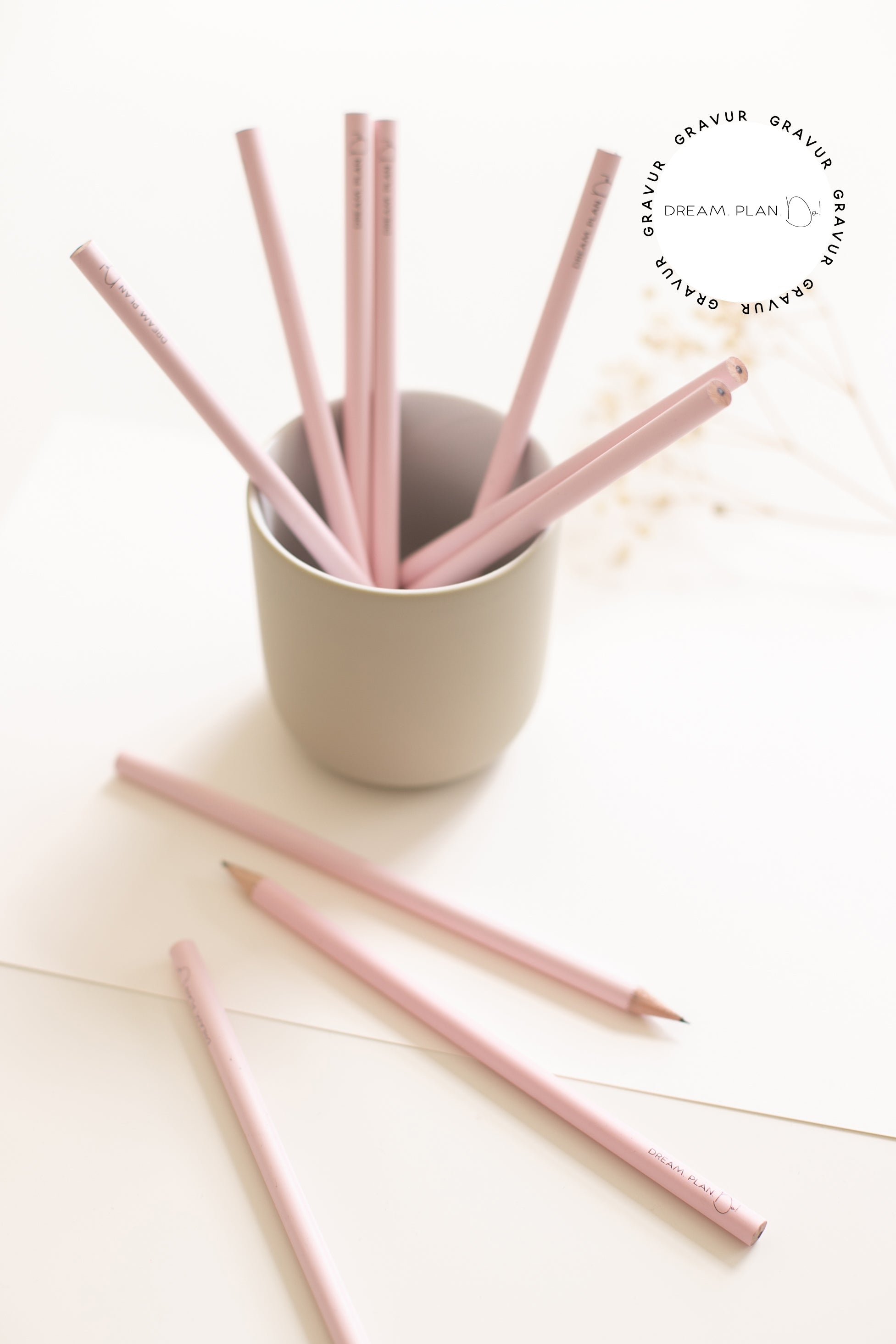 rosa Bleistift und Radiergummi "Dream Plan do"