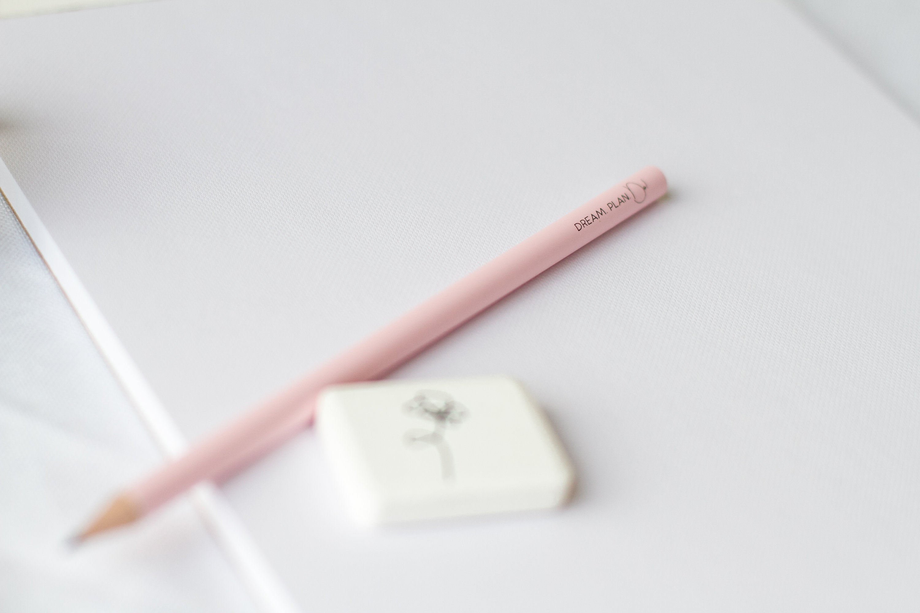 rosa Bleistift und Radiergummi "Dream Plan do"